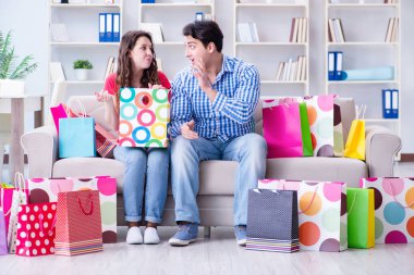 Alışveriş yaptıktan sonra genç çift.