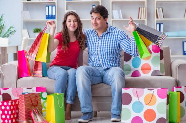 Alışveriş yaptıktan sonra genç çift.