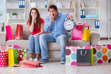 Alışveriş yaptıktan sonra genç çift.