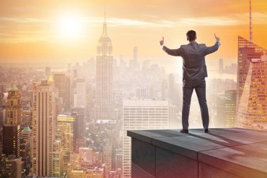 İş adamı iş konseptinde yeni zorluklara hazır