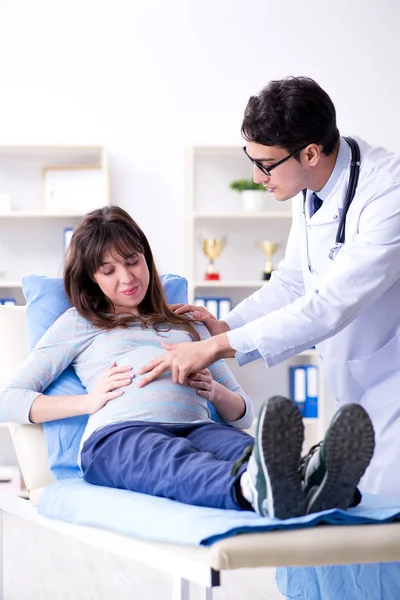 Mulher grávida visitante médico para consulta — Fotografia de Stock