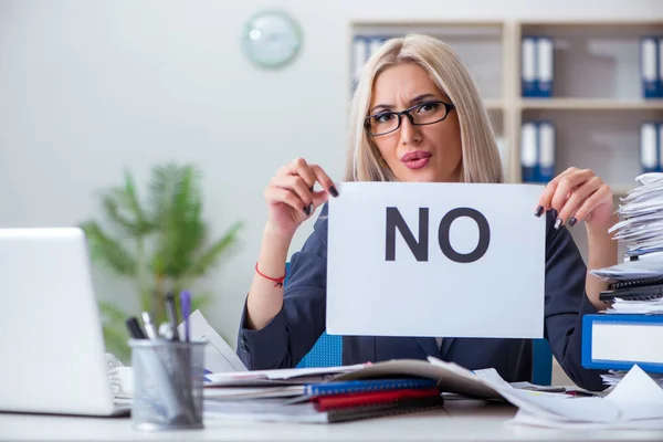 Businesswoman with message in office at desk — Stock Photo, Image