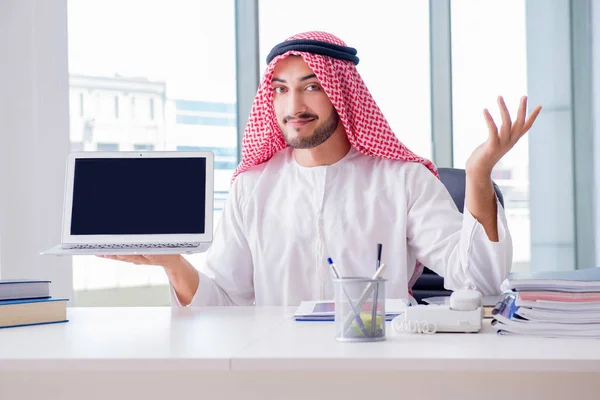 事務所で働くアラブ人実業家 — ストック写真