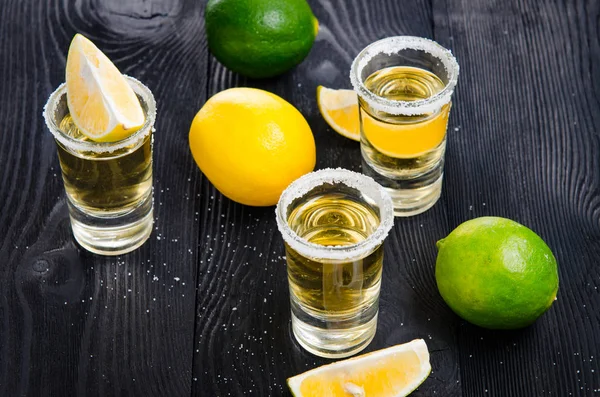 Bebida tequila servida en vasos con lima y sal —  Fotos de Stock