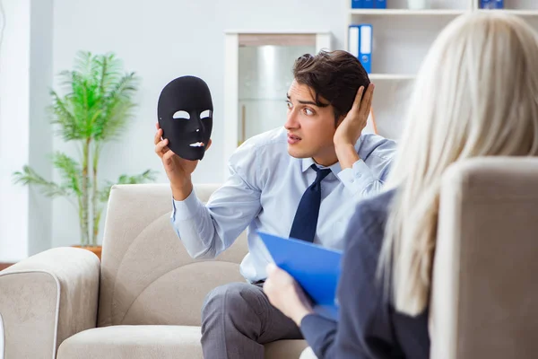 Junger Mann besucht Psychiater zur Beratung — Stockfoto