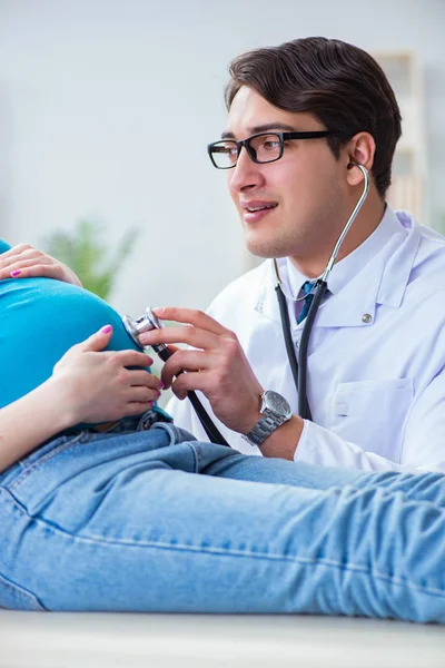 Lekarz badanie w ciąży pacjentki w szpitalu — Zdjęcie stockowe