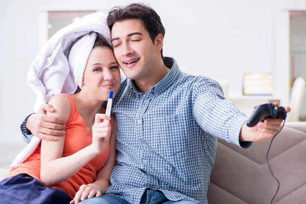 Esposa e marido olhando para o teste de gravidez — Fotografia de Stock