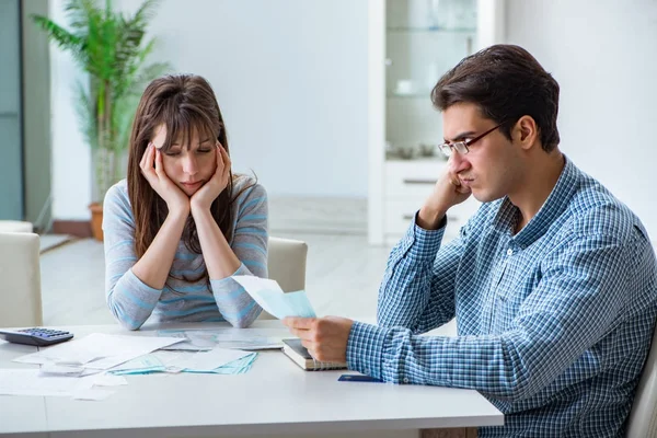 Casal jovem olhando para documentos financeiros da família — Fotografia de Stock
