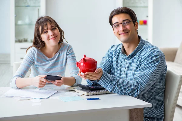 Mladý pár se dívá na rodinné finanční papíry — Stock fotografie