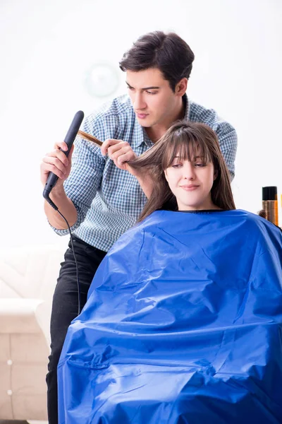 Mann Friseur macht Haarschnitt für Frau — Stockfoto