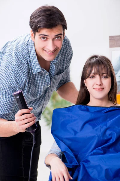 Мужчина парикмахер стрижется для женщины — стоковое фото