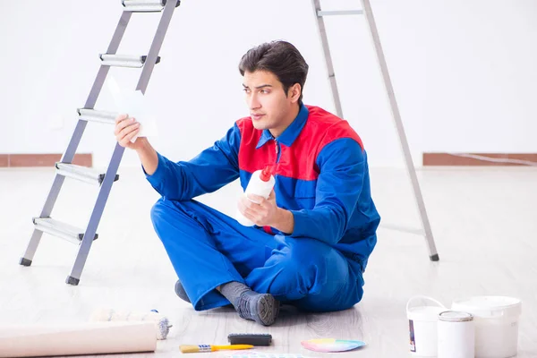 Joven pintor tratando de combinar colores para el trabajo de pintura — Foto de Stock