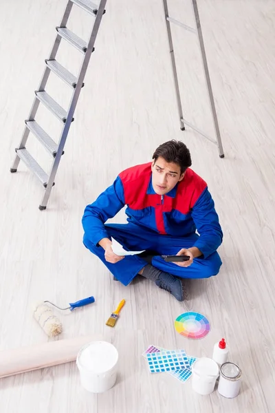 Joven pintor tratando de combinar colores para el trabajo de pintura — Foto de Stock