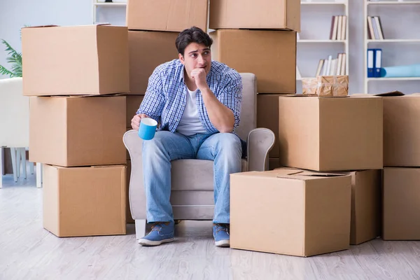 Mladý muž se stěhuje do nového domu s krabicemi — Stock fotografie