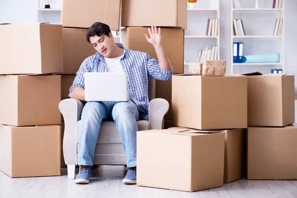 Joven mudándose a casa nueva con cajas — Foto de Stock