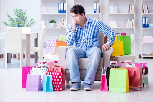 Jovem depois de compras excessivas em casa — Fotografia de Stock