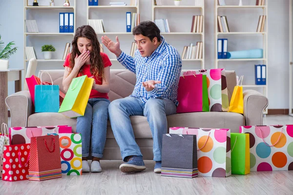 Par jovem depois de fazer compras com muitas malas — Fotografia de Stock