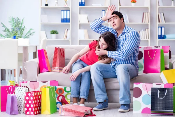 Par jovem depois de fazer compras com muitas malas — Fotografia de Stock