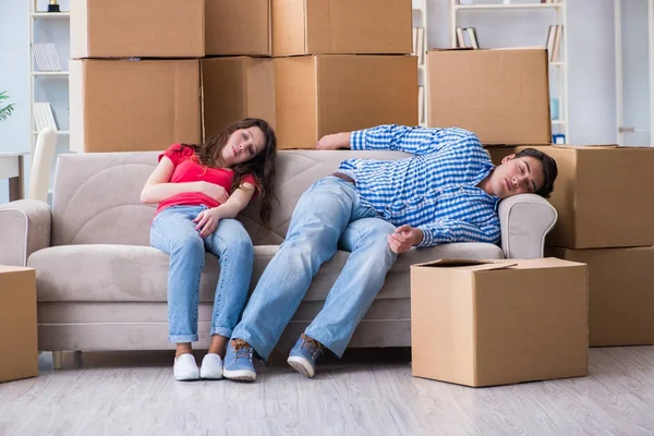 Jeune paire emménageant dans une nouvelle maison avec des boîtes — Photo