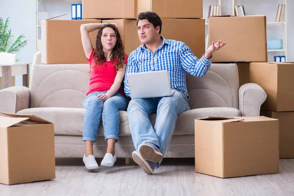 Junges Paar zieht mit Boxen in neues Haus ein — Stockfoto