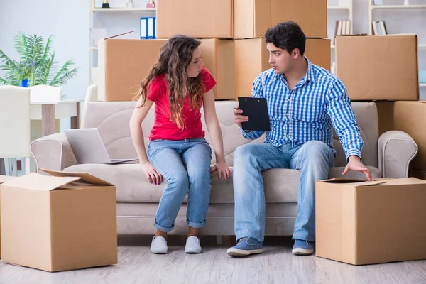 Junges Paar zieht mit Boxen in neues Haus ein — Stockfoto