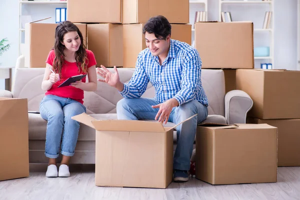 Молода пара переїжджає в новий будинок з коробками — стокове фото