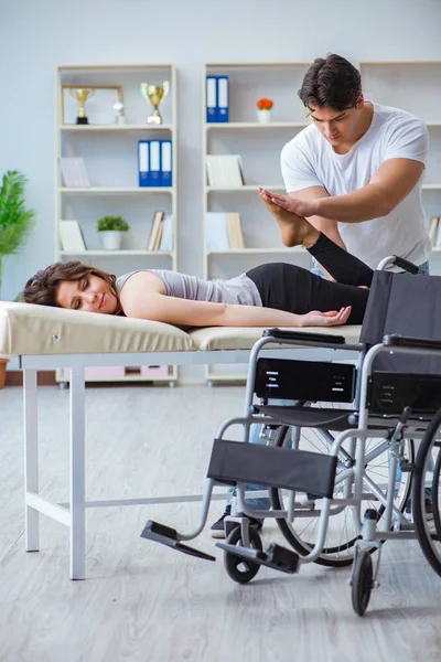 Paciente em programa de recuperação de reabilitação com médico — Fotografia de Stock