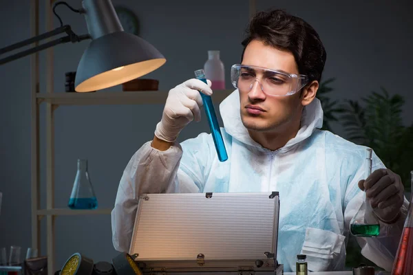 Forensic investigator working in lab looking for evidence — Stock Photo, Image