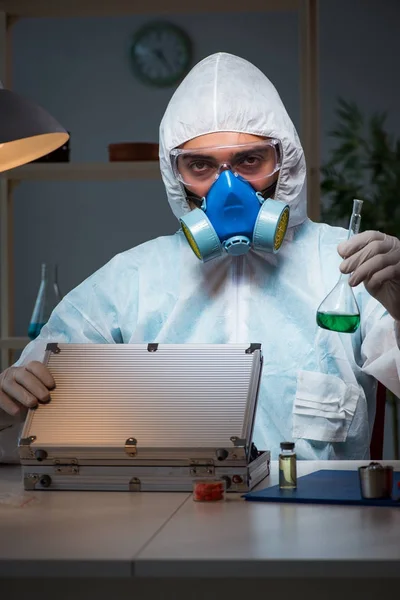 Forensic investigator working in lab looking for evidence — Stock Photo, Image