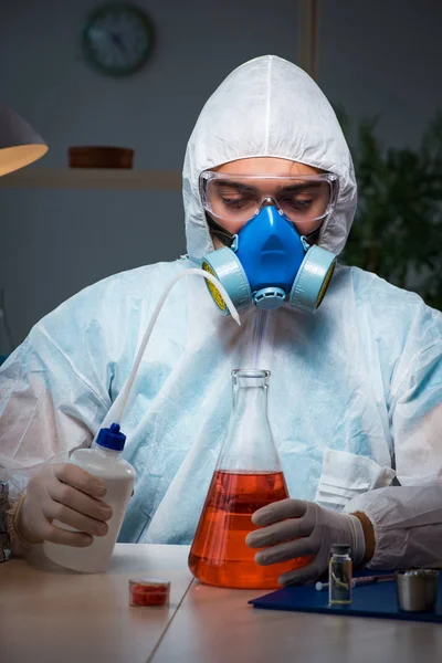 Lékařský drogový vědec pracující v laboratoři — Stock fotografie