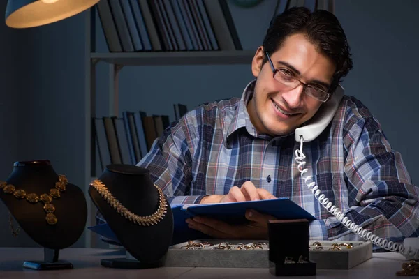 Jonge mannelijke juwelier die 's nachts in zijn atelier werkt — Stockfoto