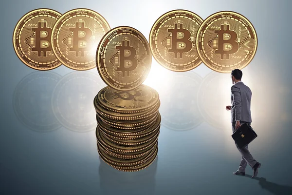 Επιχειρηματίας περπάτημα προς bitcoins σε κρυπτονόμισμα blockchai — Φωτογραφία Αρχείου