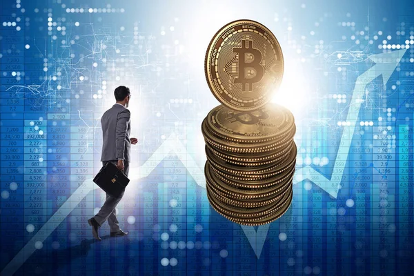 Gyaloglás felé bitcoins cryptocurrency blockchai üzletember — Stock Fotó