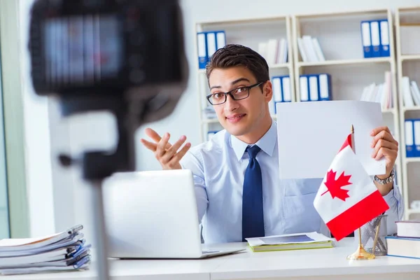 Blogger fazendo webcast sobre imigração canadense para o Canadá — Fotografia de Stock
