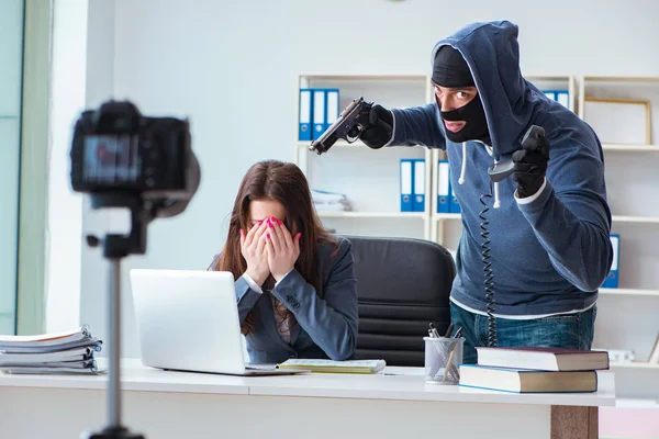 Strafanzeige wegen Lösegeld bei Geschäftsfrau des Opfers — Stockfoto