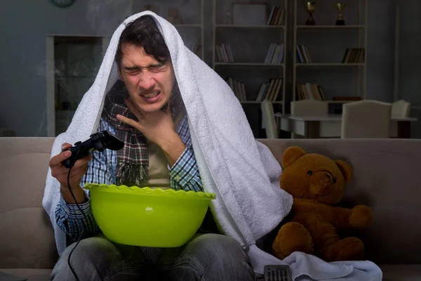 Hombre enfermo haciendo inhalación por la noche en casa — Foto de Stock