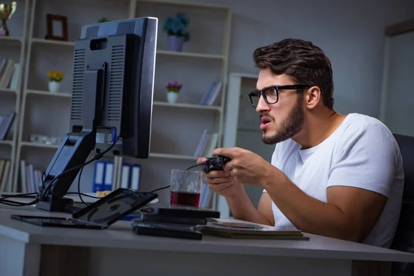 Jovem Jogando Seu Videogame De Playstation 4 Na Televisão Na Sala De Estar.  Fotografia Editorial - Imagem de posse, homem: 208047252