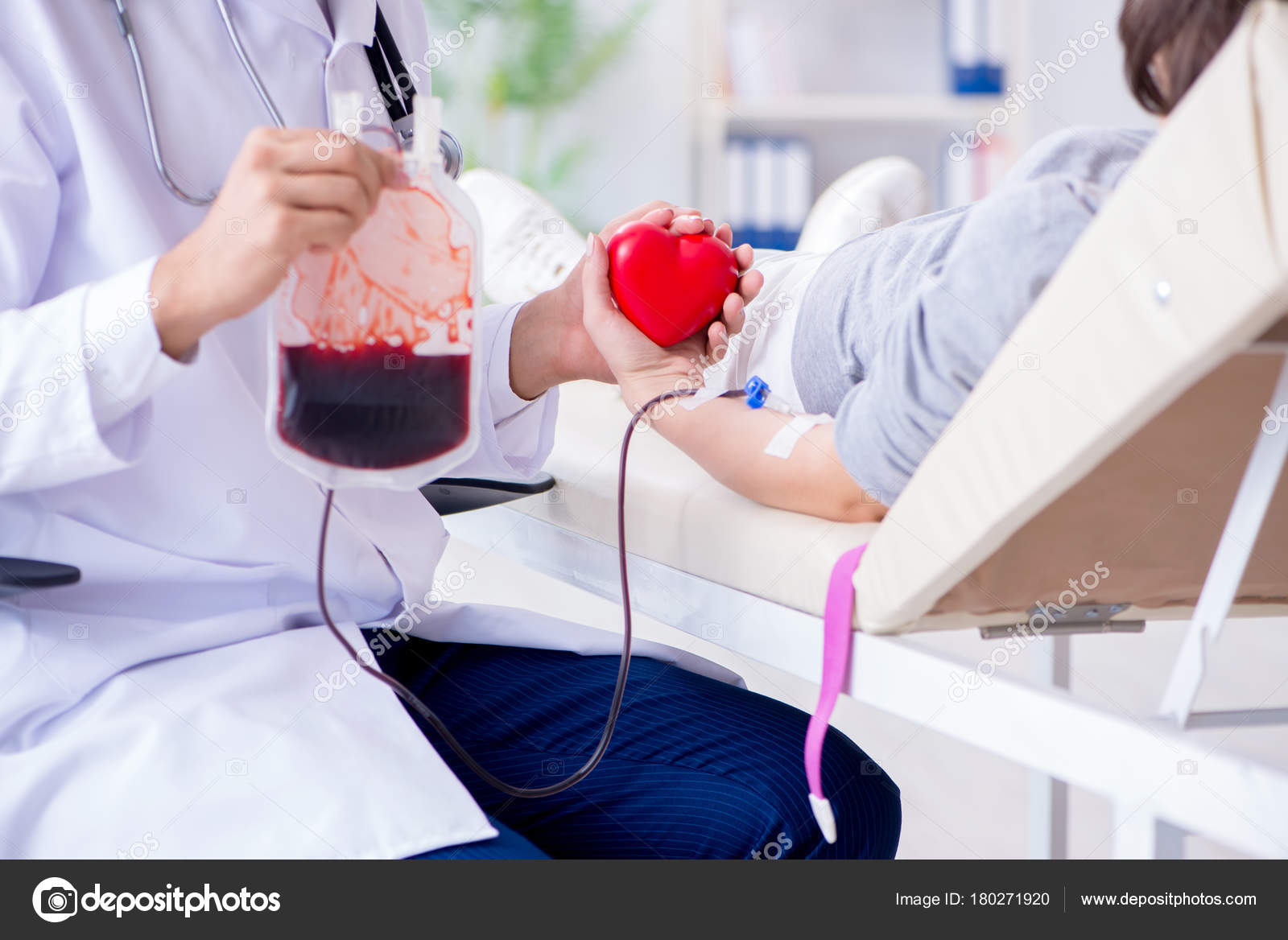Patient getting blood transfusion in hospital clinic — Stock Photo