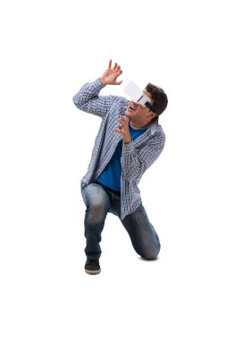 Sanal gerçeklik gözlüğü takan genç adam.