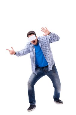 Sanal gerçeklik gözlüğü takan genç adam.