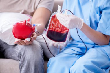 Hastanenin kliniğinde kan nakli olan hasta.