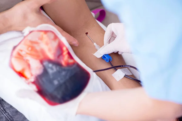 Paciente recibiendo transfusión de sangre en clínica hospitalaria —  Fotos de Stock