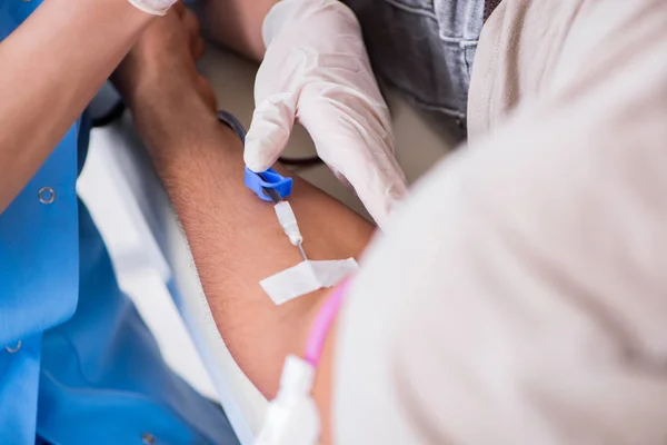 Paciente recibiendo transfusión de sangre en clínica hospitalaria — Foto de Stock