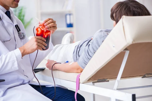 Patient getting blood transfusion in hospital clinic — Stock Photo, Image