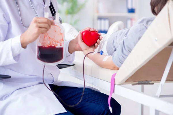 Paciente recibiendo transfusión de sangre en clínica hospitalaria — Foto de Stock