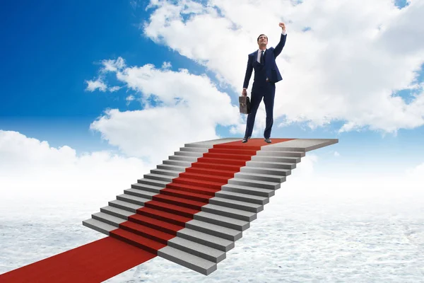 Jonge zakenman klimt trap en rode loper de lucht in — Stockfoto