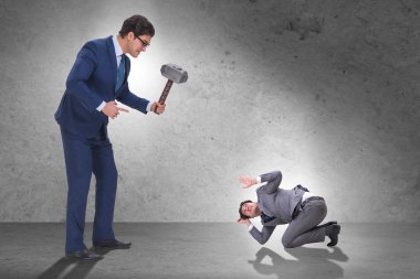 Kızgın patron çalışanı çekiçle tehdit ediyor.