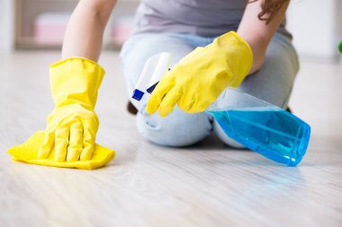 Kadın evde temizlik yapıyor.