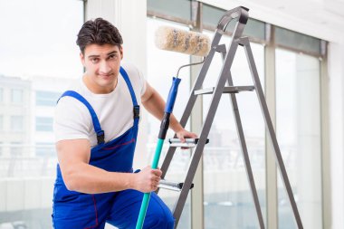 İnşaat alanında çalışan bir boyacı.