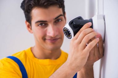 Müteahhit ofise güvenlik kamerası yerleştiriyor.